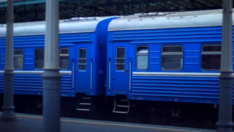 Personenzug-Waggons-am-Bahnhof.-Eisenbahnverkehr.-Anreise-mit-der-Bahn