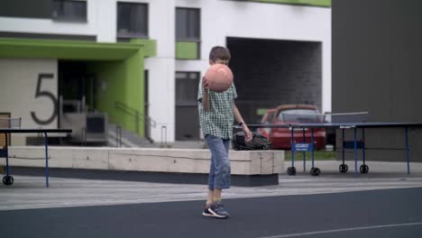 niño-está-entrenando-para-jugar-baloncesto