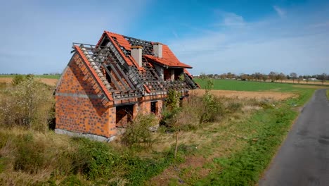 verlassene-Hausruine-(Luftbild)