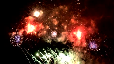 Buntes-Feuerwerk-in-der-Nacht-Urlaub