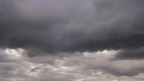 Nubes-grises-en-el-tormentoso-cielo-y-tiempo-nublado.-Cielo-de-tormenta-antes-de-lluvia