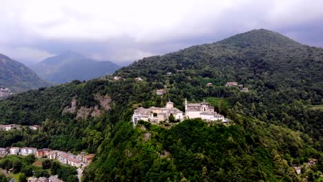 BIELLA,-Italien---7.-Juli-2018:-aero-Blick-von-schönen-Schrein,-komplexe,-große-Schloss-antiken-Tempel,-Heiligtum-befindet-sich-in-Bergen-in-der-Nähe-der-Stadt-Biella,-Piemont,-Italien.-Sommer