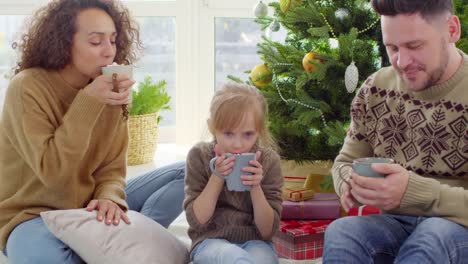 Familie-mit-drei-heiße-Trinkschokolade