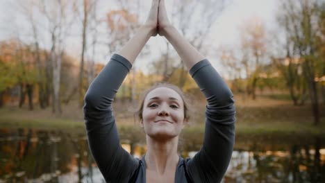 Junge-Frau-praktizieren-Yoga-im-Freien.-Weibliche-meditieren-im-Freien-vor-der-schönen-Herbst-Natur