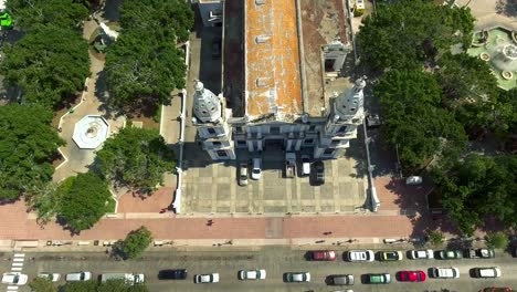 Toma-aérea-mover-hacia-abajo-mostrar-una-iglesia-en-el-centro-de-la-ciudad-de-Ponce,-PR