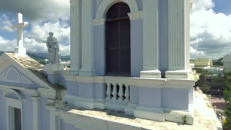 Kippen-Sie-nach-oben-geschossen-der-katholischen-Kirche-und-dann-Luftaufnahme-von-Ponce,-Puerto-Rico