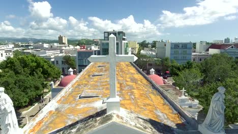 Incline-hacia-arriba-de-la-iglesia-católica-en-Ponce,-Puerto-Rico-y-vista-aérea-de-la-ciudad