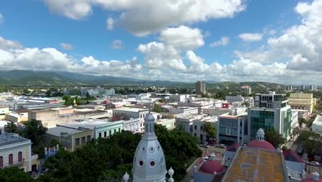 Antena-disparo-a-partir-de-una-iglesia-y-luego-vista-de-la-ciudad-de-Ponce,-Puerto-Rico