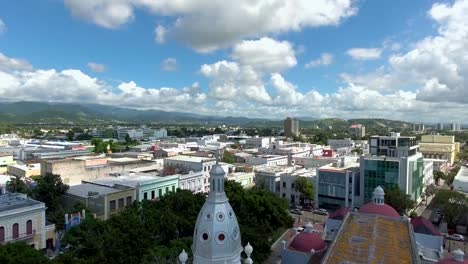 Antenne,-erschossen,-beginnend-bei-einer-Kirche-und-dann-Blick-auf-die-Stadt-Ponce,-Puerto-Rico