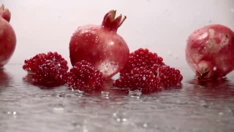 Wassertropfen-auf-Granatapfel-fallen.-Slow-motion