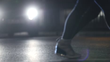 Fußgänger-Füße-über-Straße-in-der-Nacht-mit-Lens-Flares-schlagen-Camer-Ain-Hintergrund