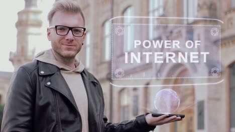 Kluger-junger-Mann-mit-Brille-zeigt-eine-konzeptionelle-Hologramm-Macht-des-Internets
