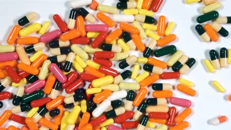 Un-montón-de-colores-de-fondo-las-pastillas-o-medicamentos.-Muchos-medicamentos-en-la-mesa.-Kit-de-primeros-auxilios-con-las-píldoras.-Farmacia-con-medicamento.