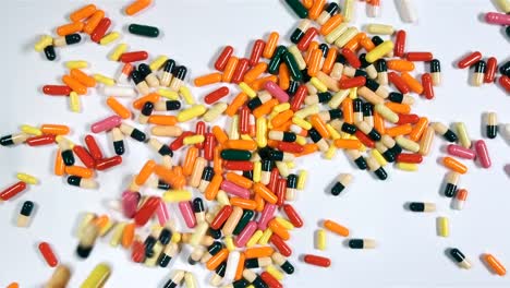 Un-montón-de-colores-de-fondo-las-pastillas-o-medicamentos.-Muchos-medicamentos-en-la-mesa.-Kit-de-primeros-auxilios-con-las-píldoras.-Farmacia-con-medicamento.