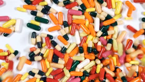 Un-montón-de-colores-de-fondo-las-pastillas-o-medicamentos.-Muchos-medicamentos-en-la-mesa.-Kit-de-primeros-auxilios-con-las-píldoras.-Farmacia-con-medicamento.