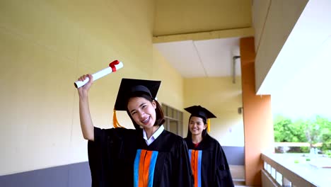 Schwarzen-Absolventen-tragen-schwarze-Anzüge-am-Abschlusstag-der-Universität.