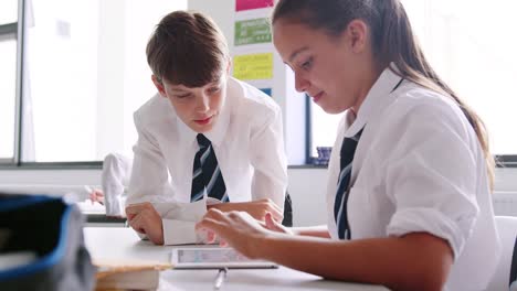 Hombres-y-mujeres-estudiantes-con-uniforme-trabajo-en-Digital-Tablet-mostrador-juntos