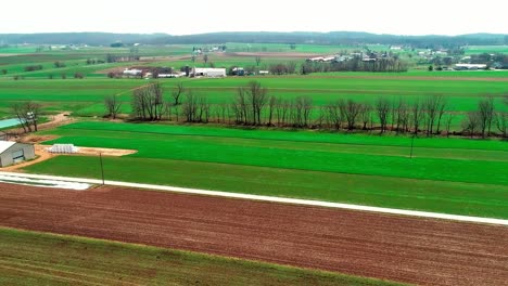 Tracks-von-Amish-Ackerland-zu-trainieren,-wie-gesehen-von-Drohne