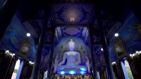 Blau-Buddha-Tempel-in-der-Provinz-Chiang-Rai.-Sitzende-Buddha-blau.