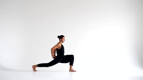 Hombre-practicar-asana-de-yoga-intenso