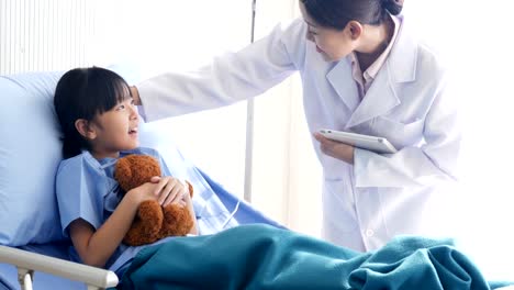 Pediatrician-Visiting-little-girl-In-Hospital-Bed.-People-with-Healthcare-and-Medical-Concept.