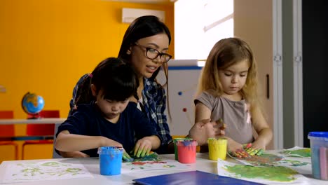 Actividad-de-pintura-de-la-mano-manteniendo-diversas-a-los-niños-ocupados