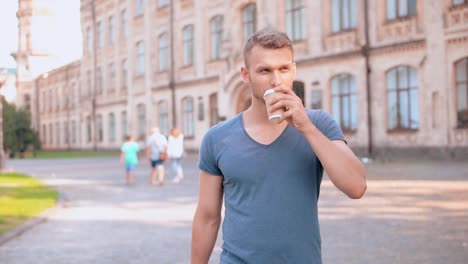 lächelnd-Tourist-Kaffee-trinken-auf-der-Flucht