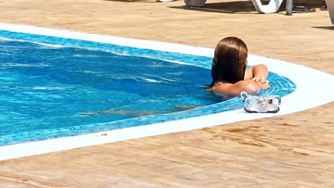 Sensual-joven-relajante-en-la-piscina.