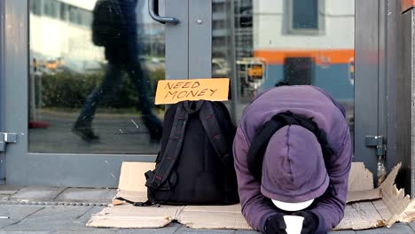 Obdachlose-Bettler-Mann-betteln-auf-der-Straße