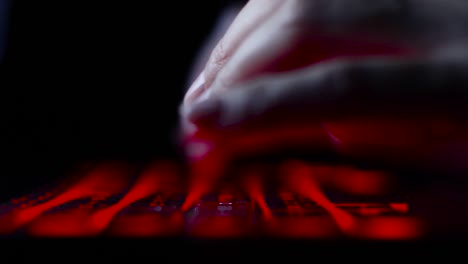 Hacker-Mädchen-Hand-tippen-auf-Tastatur-mit-roter-Hintergrundbeleuchtung