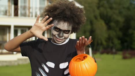 Afrikanischer-Junge-im-Halloween-Kostüm