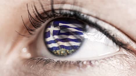 mujer-ojo-verde-en-primer-plano-con-la-bandera-de-Grecia-en-el-iris-con-el-movimiento-del-viento.-concepto-de-vídeo