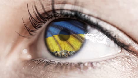 Frau-grünes-Auge-in-Nahaufnahme-mit-der-Flagge-der-Ukraine-in-Iris-mit-Windbewegung.-Videokonzept