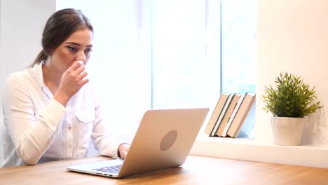 Muchacha-de-trabajo-molesto-por-pérdida-mientras-trabajaba-en-la-computadora-portátil