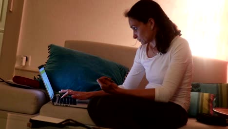 Mujer-navegando-por-internet.-Mujer-frente-a-la-pantalla-de-su-ordenador-revisando-el-correo-electrónico-y-navegando-por-Internet.-Mujer-trabajando-desde-casa-frente-a-la-computadora