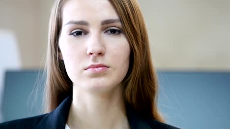 Close-Up-de-rostro-de-mujer-seria-en-la-oficina