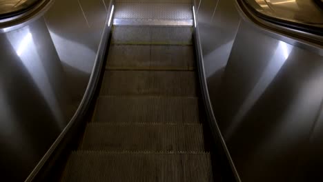 Moving-the-steps-to-the-escalator-down