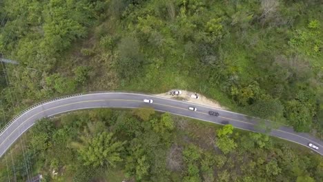 Luftaufnahme:-Autofahren-auf-kurvenreichen-Straße-am-Berg,-Ansicht-von-oben