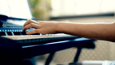 Little-girl-aprender-a-jugar-el-piano.