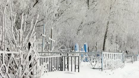 Nebel-in-einem-verschneiten-Friedhof