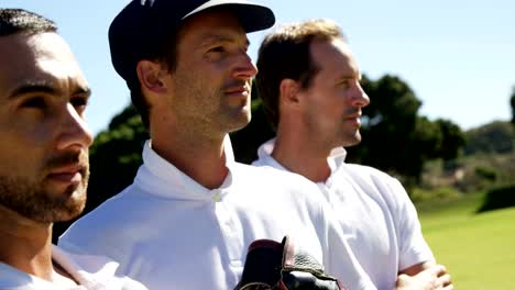 Cricketspieler-zusammenstehen-während-Cricket-match