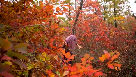 Jóvenes-rosa-pelo-bruja-en-reactivos-de-la-búsqueda-sombrero-en-el-místico-bosque-de-otoño.-Halloween-pronto.