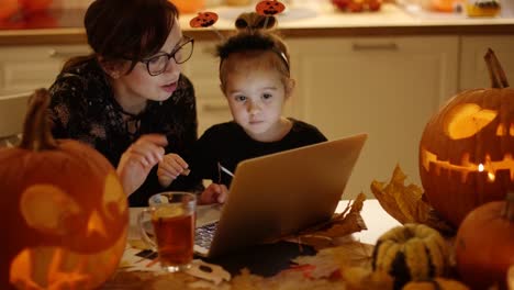 Mutter-und-Tochter-Laptop-Bildschirm-betrachten