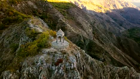 Una-pequeña-capilla-en-el-borde-de-la-montaña-contra-en-la-mañana.-Toma-aérea