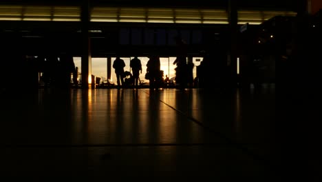 Silhouette-am-Flughafen