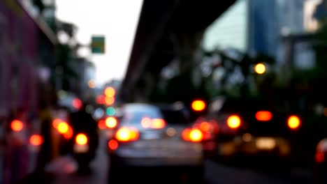 4-K.-verschwommen-Stau-auf-der-Straße-in-der-Dämmerung-an-die-Stadt-Bangkok,-Thailand