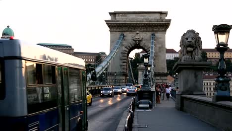 BUDAPEST,-Hungría---verano-2017:-Puente-sobre-el-río-Danubio-en-Budapest.-Hungría.