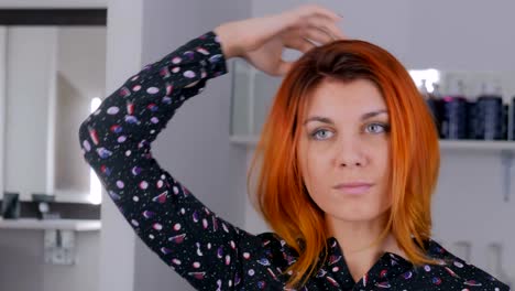 Bastante-joven-mujer-con-color-de-pelo-naranja-en-salón-de-peluquería