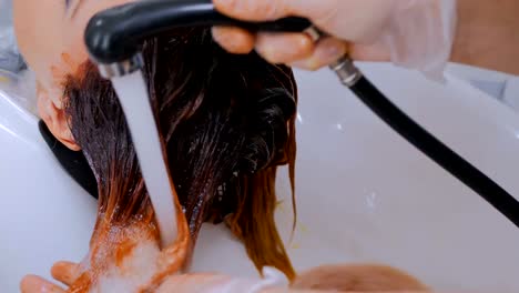 3-Schüsse.-Friseur-waschen-Haare-der-Frau-client