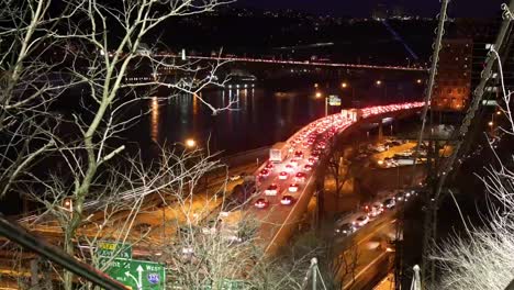 Filmische-Zeitraffer-von-einem-Stau-auf-einer-Überführung-Brücke-in-der-Nähe-von-urban-City-bei-Nacht